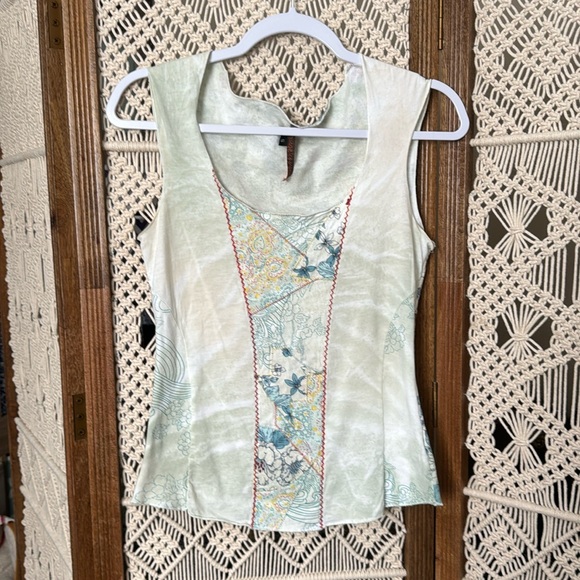 Adorable tank top with floral back - Picture 1 of 4